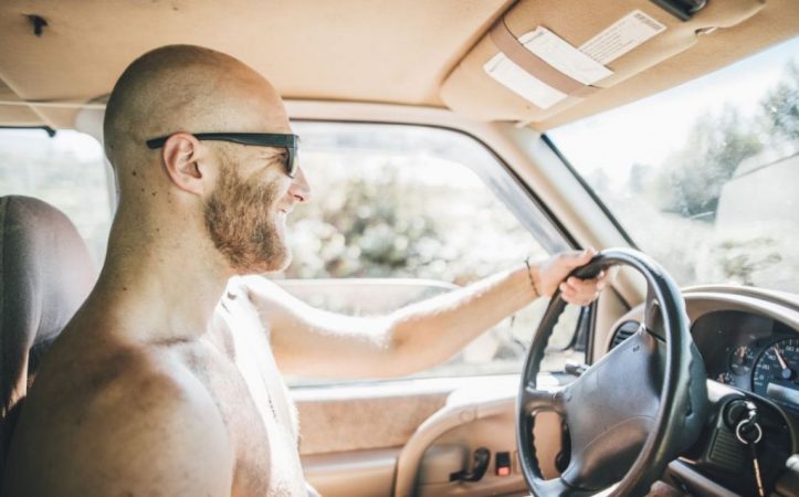  conducir sin camiseta, motivo de multas para la DGT