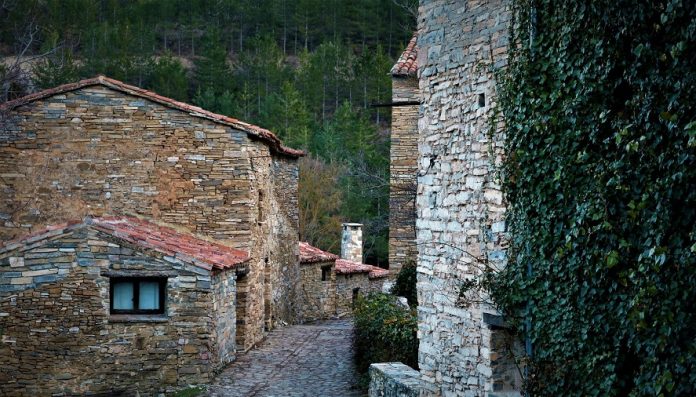 valdelavilla-soria-pueblo-abandonado-caja-rural