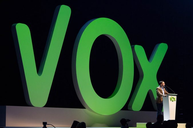 VOX, logo en meeting con Santiago Abascal
