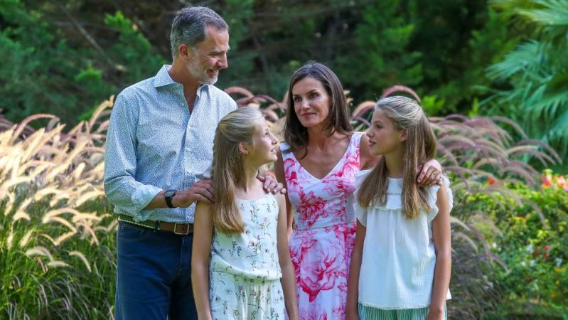 Rey y familia en la naturaleza