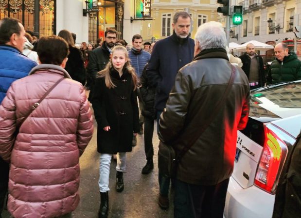 Felipe VI junto a Leonor por calles de Madrid