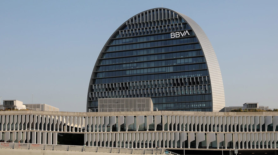 BBVA aprovecha el ahorro récord de sus clientes para disparar las comisiones