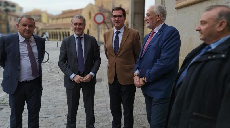 CEOE: la Administración debe pagar la primera semana en despidos por bajas justificadas