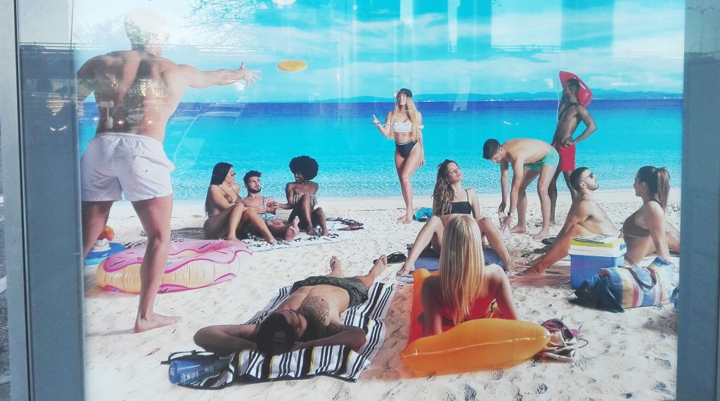 Así es la orgía imaginaria de Destinia para promocionar sus viajes