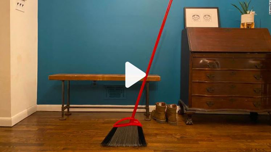 La escoba que desafía la gravedad: así es el viral Broom Challenge
