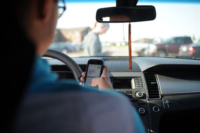persona conduciendo: carnet de conducir, autoescuelas digitales
