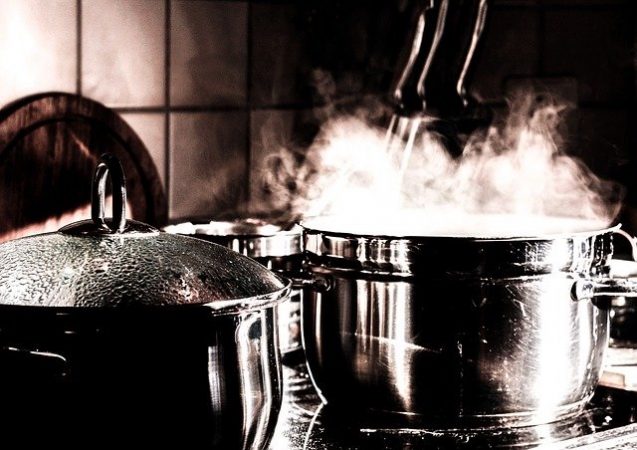 ollas en la cocina