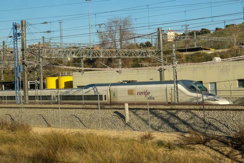 El Gobierno recorta a la mitad el AVE, autobuses y el transporte aéreo nacional para limitar el movimiento