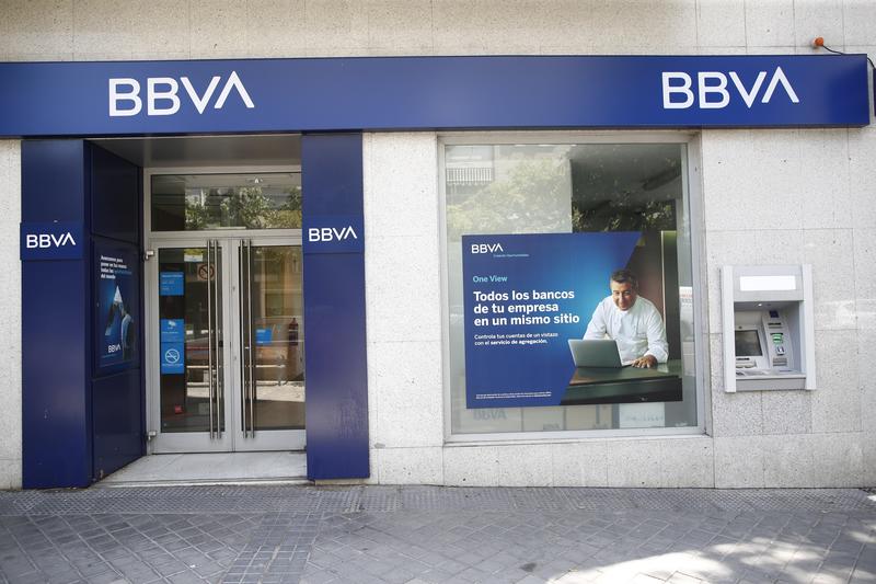 Los bancos abren hoy sus oficinas extremando precauciones y recomiendan el uso de canales online