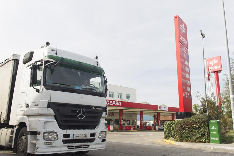El Gobierno pide a gasolineras facilitar comida y aseo a los transportistas