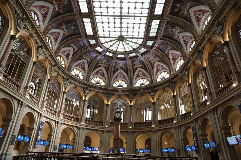 La CNMV prohíbe las posiciones cortas en la Bolsa española durante un mes