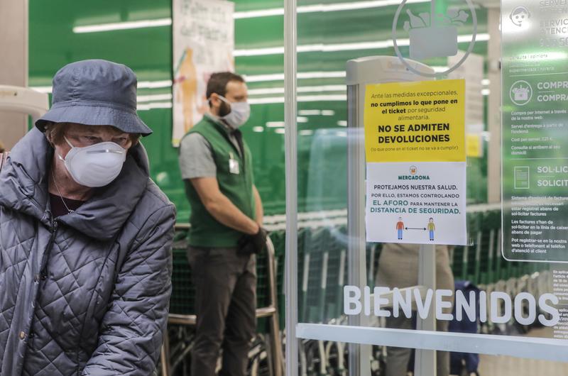 Mercadona instalará mamparas en las cajas y hará obligatorio el uso de guantes, que repartirá a la entrada