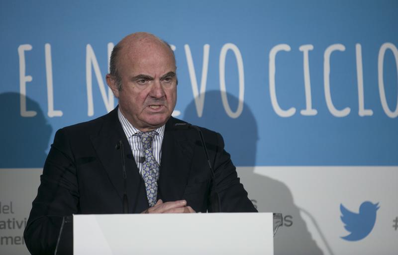 Luis de Guindos defiende una «renta mínima de emergencia» por la pandemia