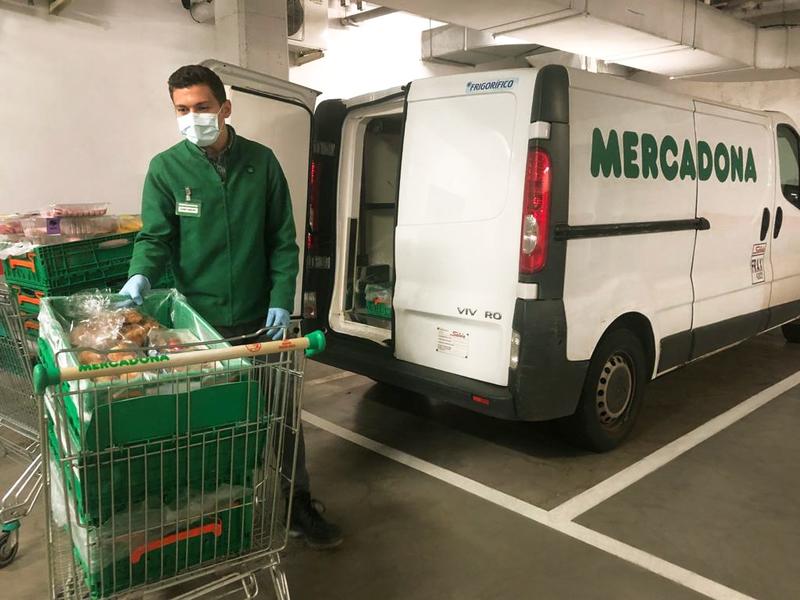 Mercadona entrega productos al hospital de campaña de Ifema