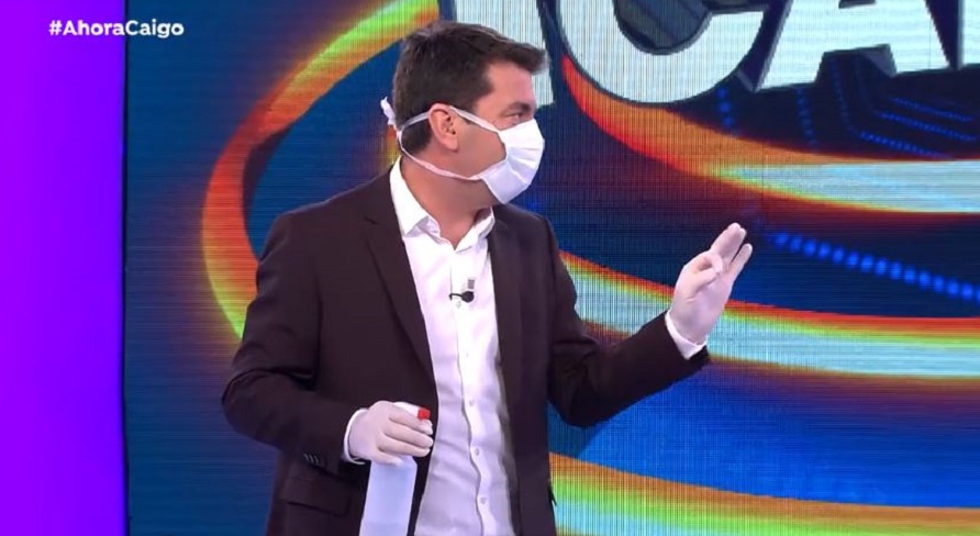 Arturo Valls con mascarilla y guantes… y pasa esto: «Deleznable»