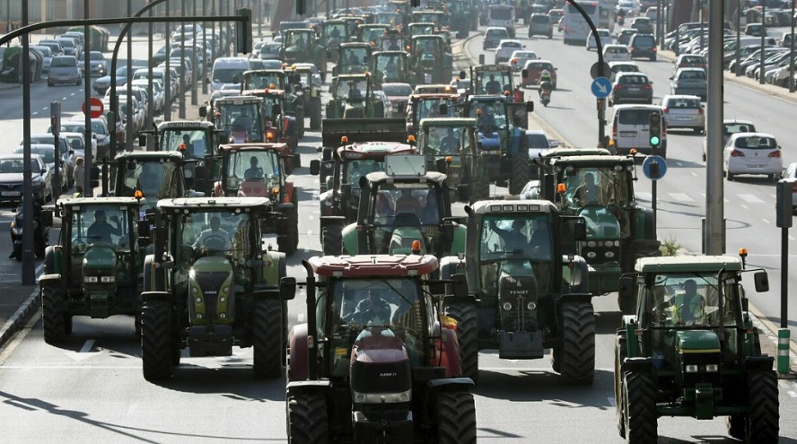 El Ejército contra el Covid-19 recluta agricultores en España y Francia