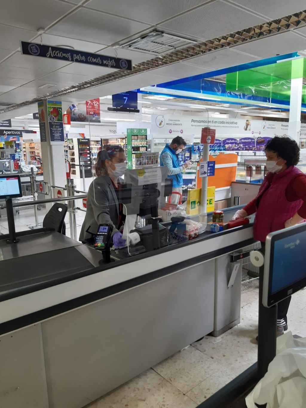 Carrefour protege a sus cajeras del coronavirus instalando pantallas de metacrilato