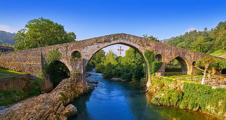 Pueblos más bonitos de España Cangas de Onís Merca2.es