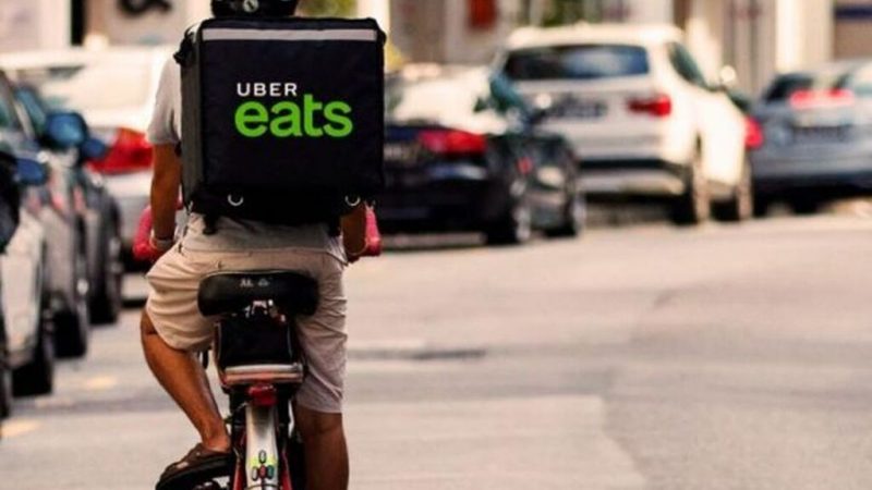 Trabajador en bici rival de Glovo o Deliveroo