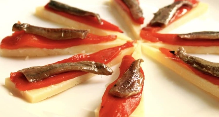 Con queso y pimiento anchoas