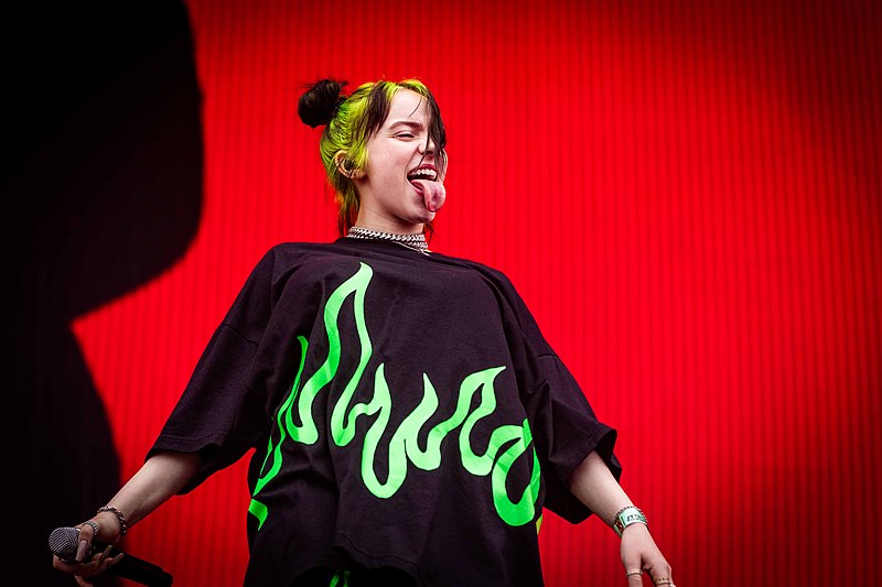 Billie Eilish se queda en sujetador en el primer concierto de su gira