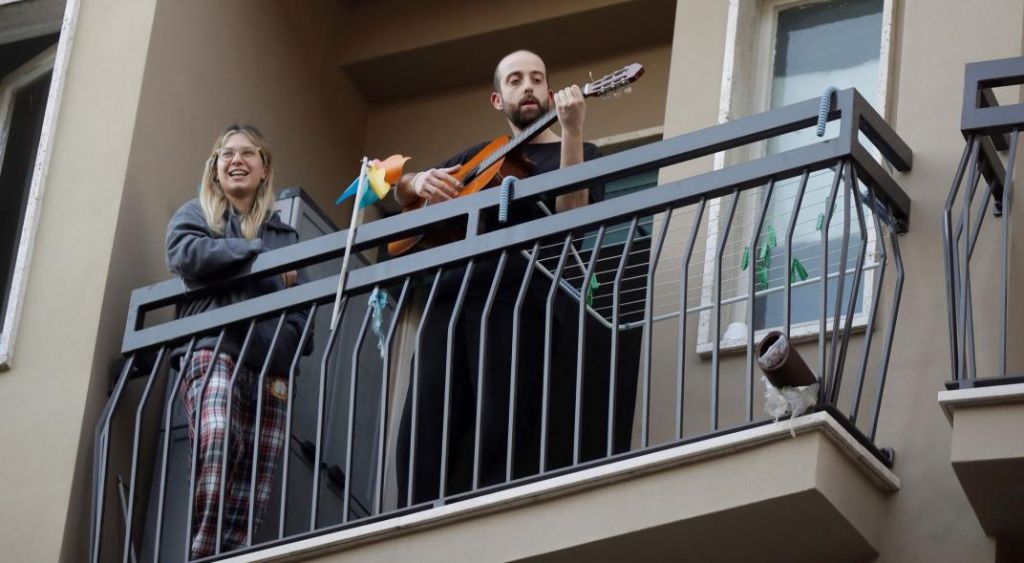 ¡Cuidado! Cantar canciones famosas por el balcón puede ser ilegal