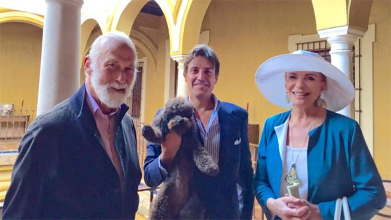 El diplomático sevillano con más solera (y su caniche) dan el salto al inmobiliario