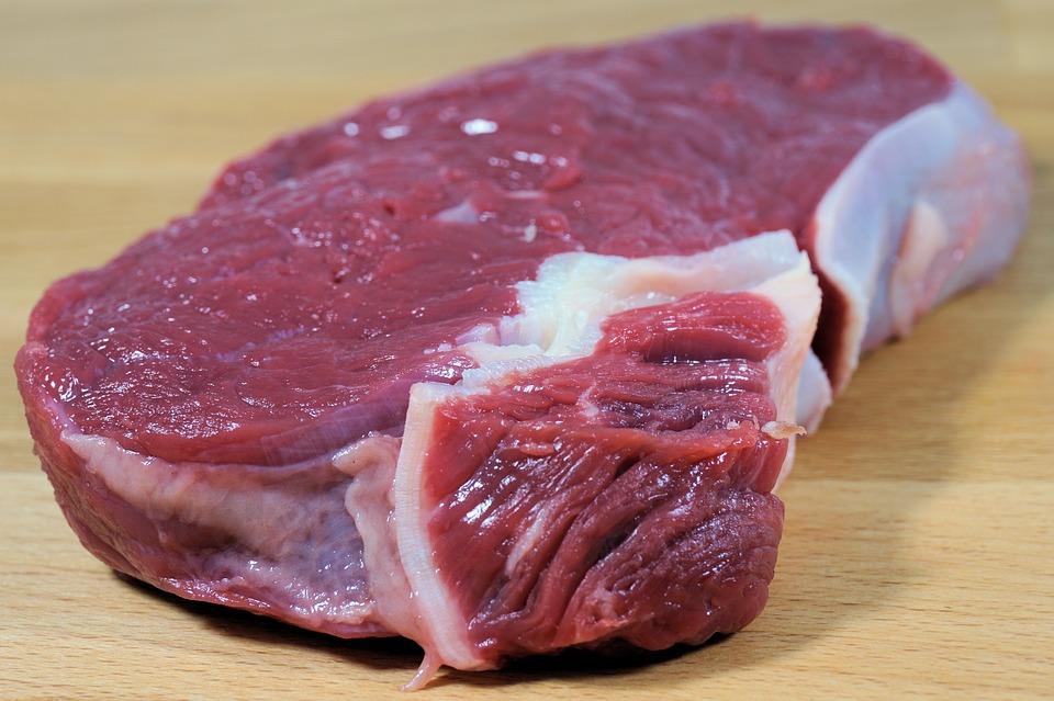 Esto es lo que no sabes sobre el jugo rojo de la carne poco hecha