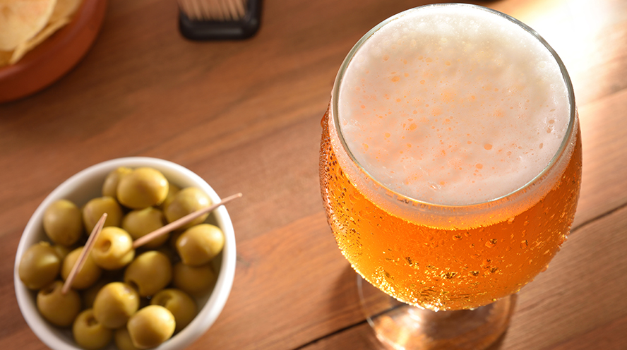 Cerveza y aceitunas: los españoles compran pensando en el aperitivo