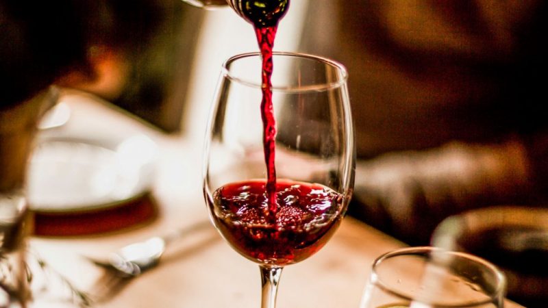 ¿Por qué este vino tinto se ha vuelto un fenómeno viral?