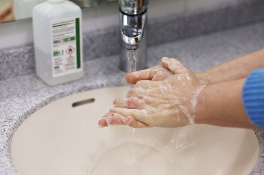 Un gel antibacterial casero puede matarte: estos son todos los riesgos