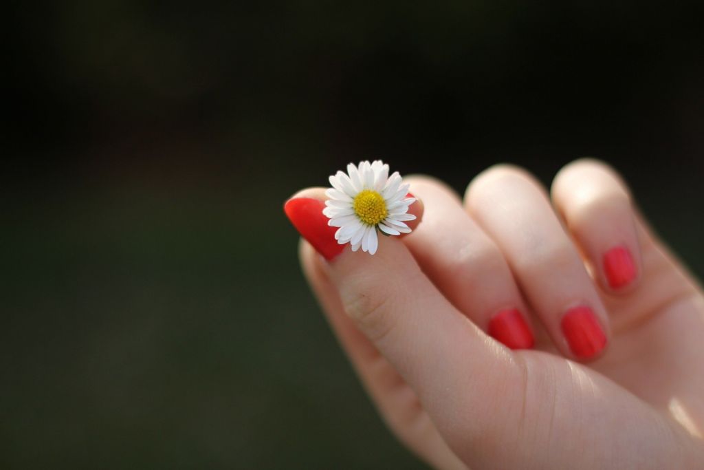 Te damos varias razones para que dejes de morderte las uñas