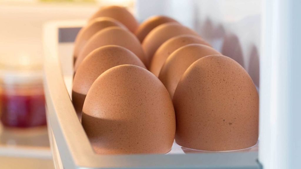 Los motivos por los que no deberías guardar los huevos en la puerta del frigorífico