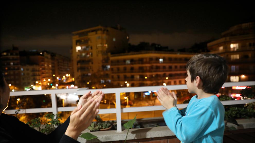 España canta y aplaude al ritmo de la música desde sus balcones
