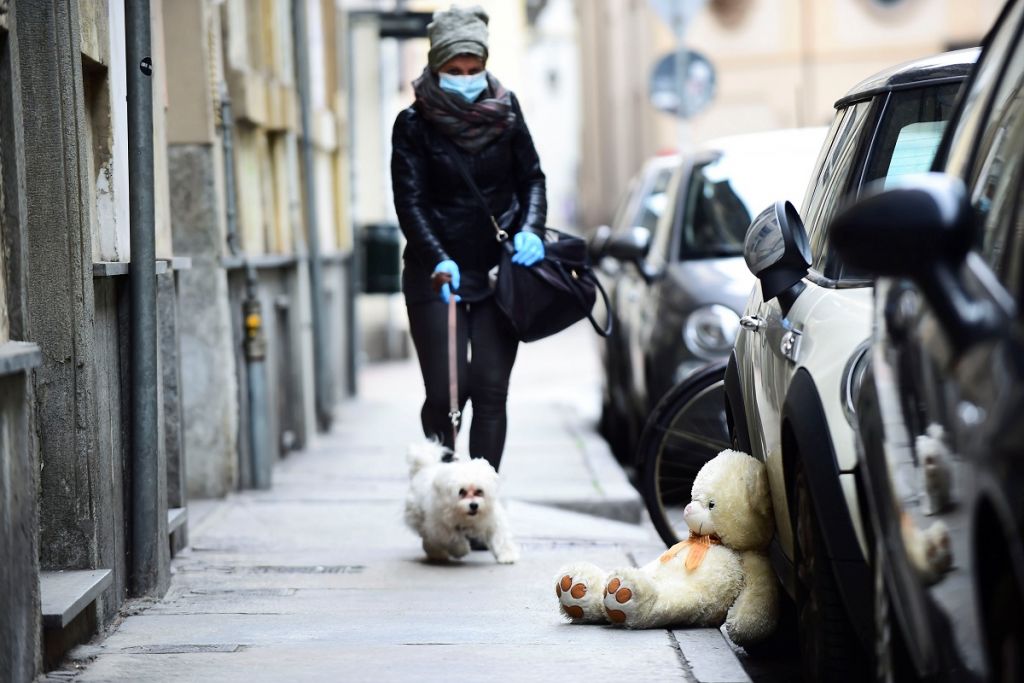 Pasear al perro para ver al amante: así se liga en cuarentena