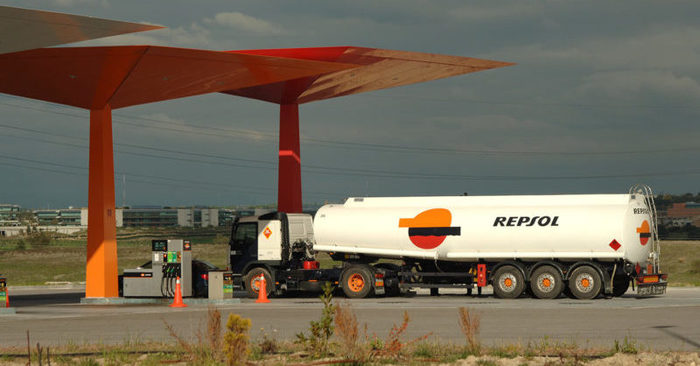¿Por qué baja el precio del petróleo, pero no el de la gasolina?