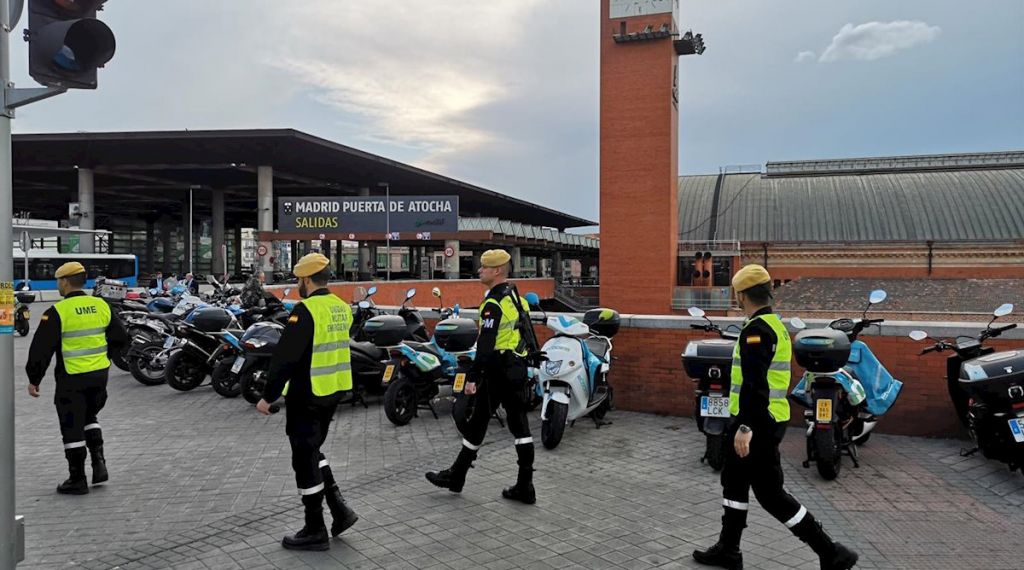 La UME desinfectó este lunes por la noche estaciones de Metro de Madrid
