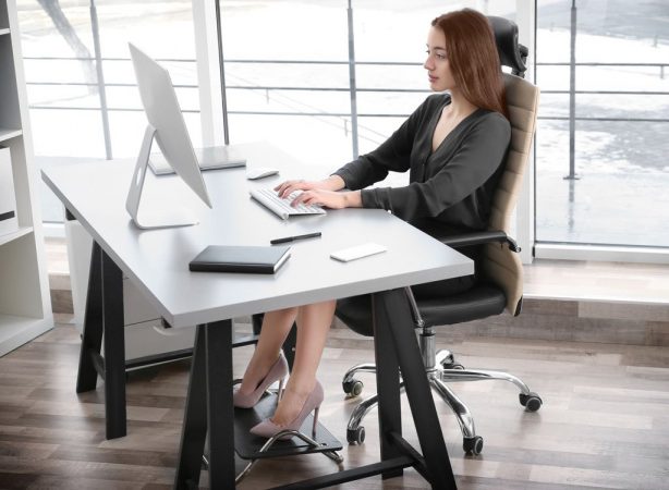 woman sitting desk straight good posture Merca2.es