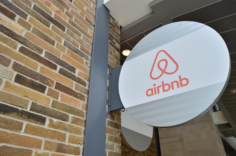 Airbnb presenta un programa de higiene y limpieza para sus anfitriones