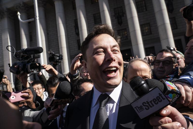 Musk (Tesla) pasa de ganar 2.100 M€ en 2018 a 22.000 euros en 2019