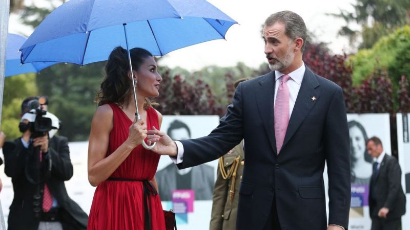 Letizia y el forcejeo con el paraguas