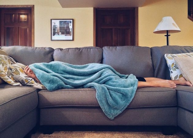 dormir en sofa
