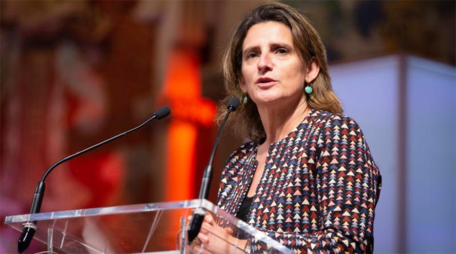 El Gobierno maniobra para bajar la factura de la luz: lo pagarán las empresas