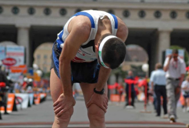 Beneficios para tu salud de hacer ejercicio en ayunas 4 Merca2.es atleta exhausto Merca2.es