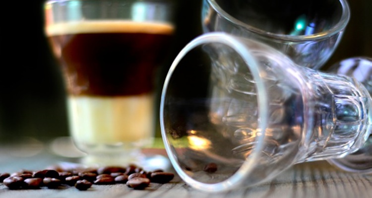 Café asiático: copa y granos