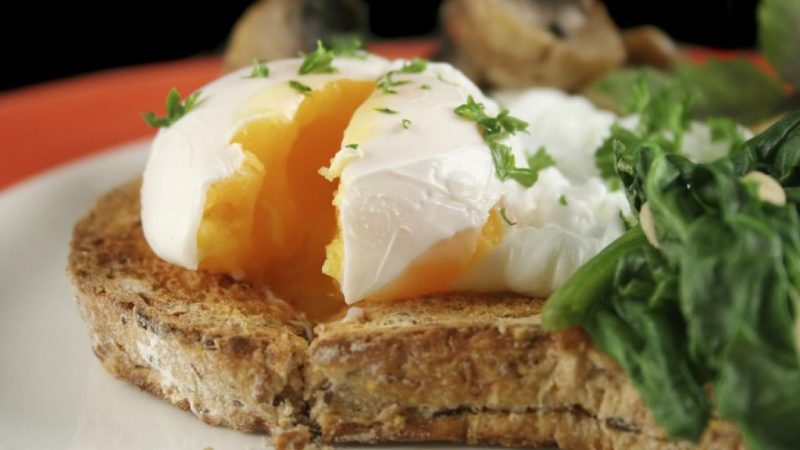 cocinar huevos escalfados