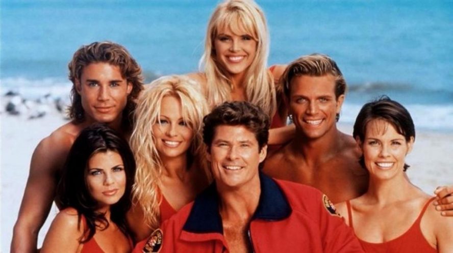 Así lucen ahora las protagonistas de ‘Los vigilantes de la playa’ 22 años después