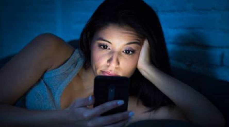 Quirónsalud Marbella: la luz azul envejece la piel