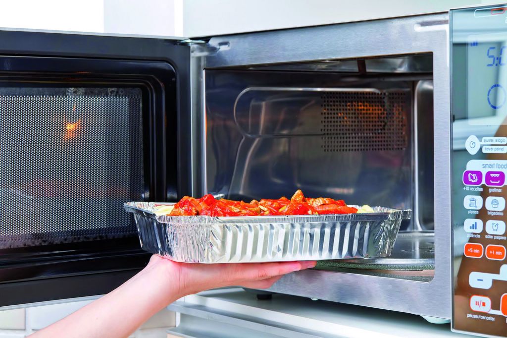 Estos alimentos jamás deberías calentarlos en el microondas