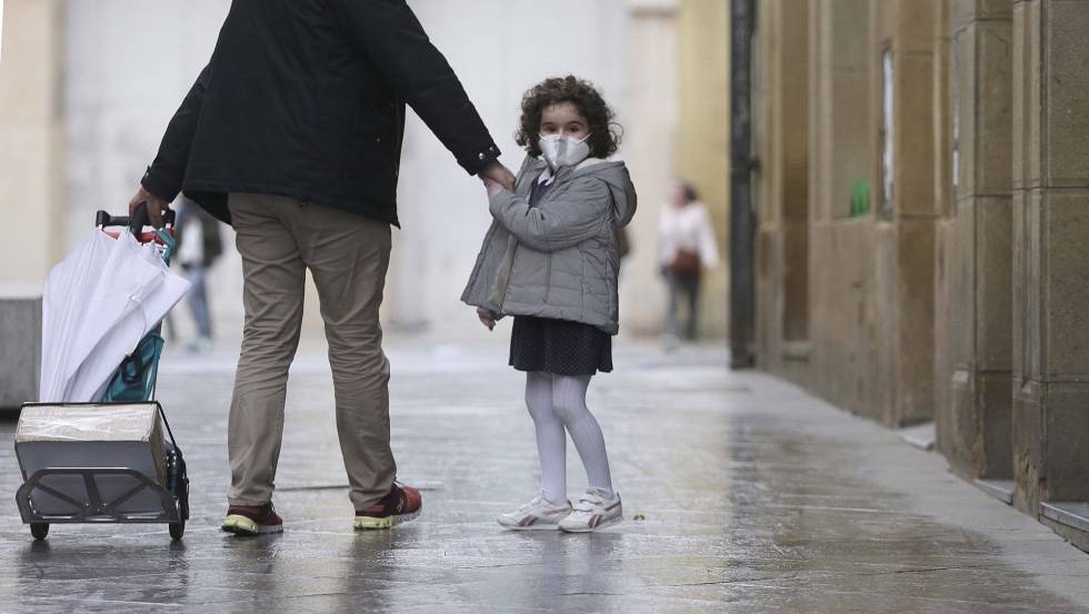 Guía para salir con los niños a la calle: distancia, acompañantes…